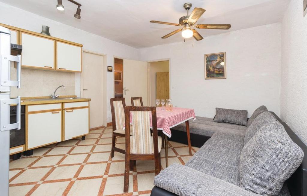 Apartmani Cizmesija Tkon Esterno foto